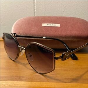 NEW Miu Miu Gradient Cat Eye Sunglasses with case